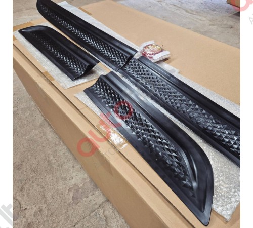 Macan 2014-2023 juostos ant durų 